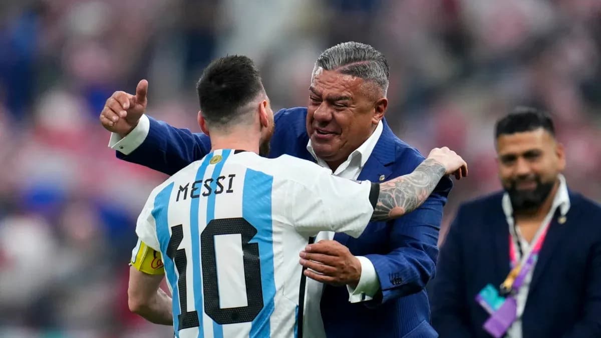 Lionel Messi abrazando a un oficial tras el partido Lionel Messi abrazando a un oficial tras el partido