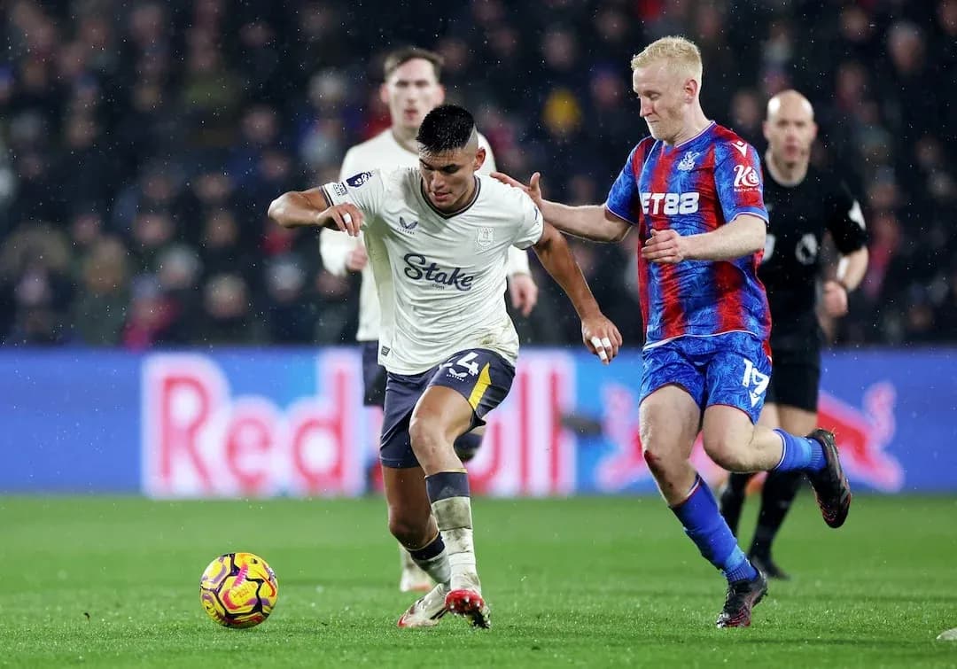 Jugador de Crystal Palace persiguiendo a rival Jugador de Crystal Palace persiguiendo a rival