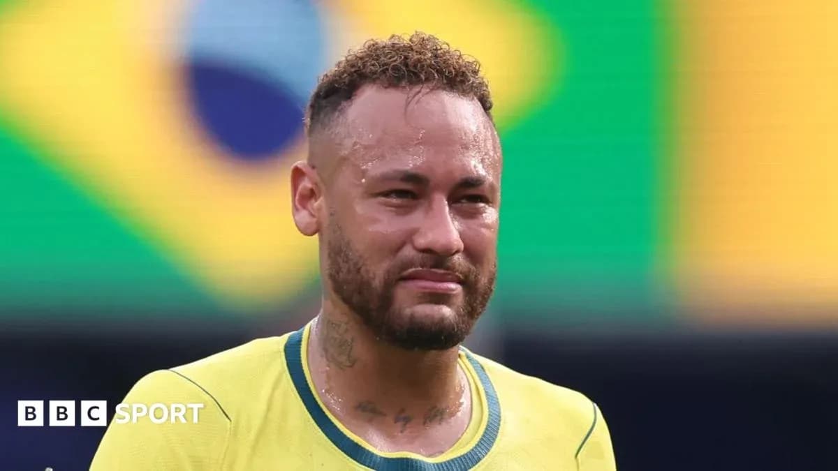 Neymar en camiseta de Brasil tras un partido Neymar en camiseta de Brasil tras un partido