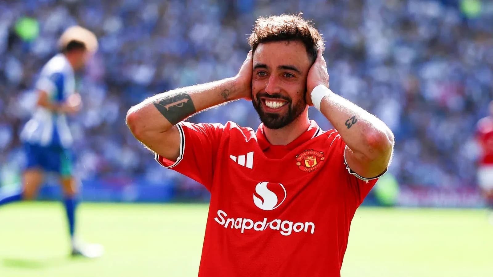 Bruno Fernandes celebrando en el campo de fútbol Bruno Fernandes celebrando en el campo de fútbol