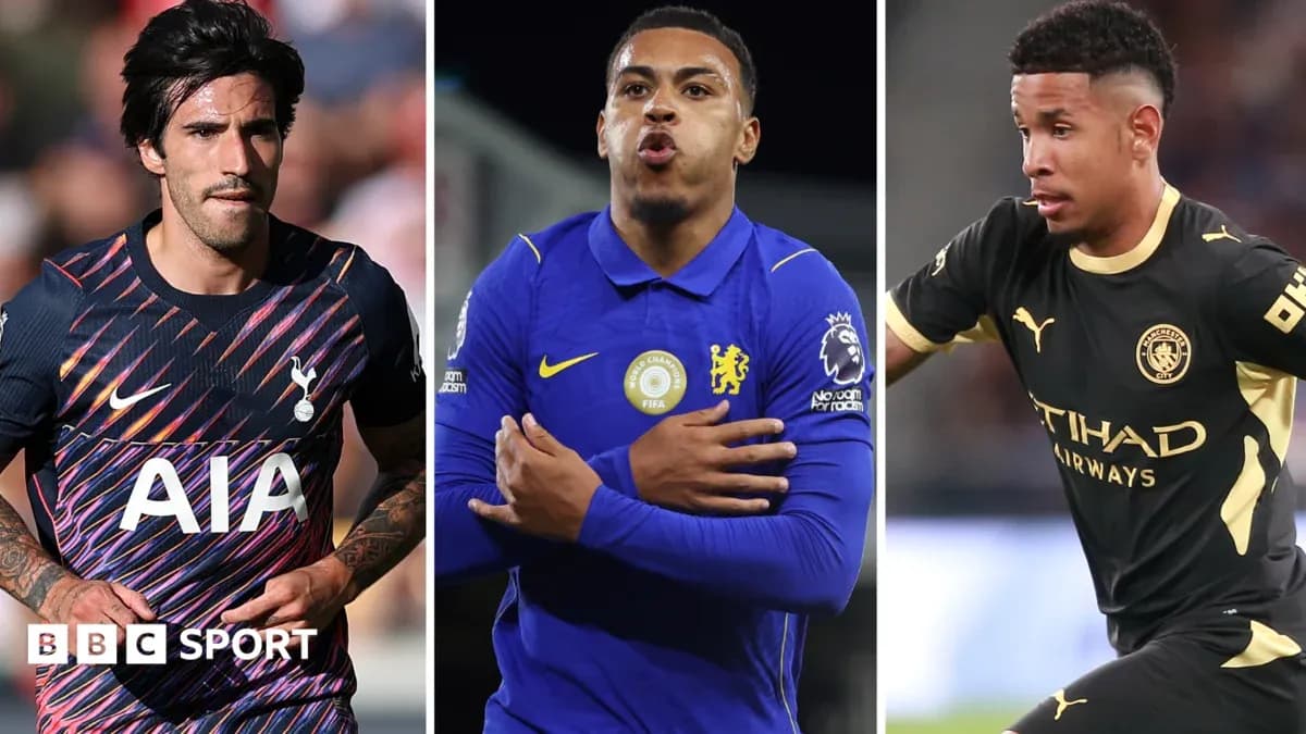 Tres jugadores de fútbol en diferentes uniformes Tres jugadores de fútbol en diferentes uniformes