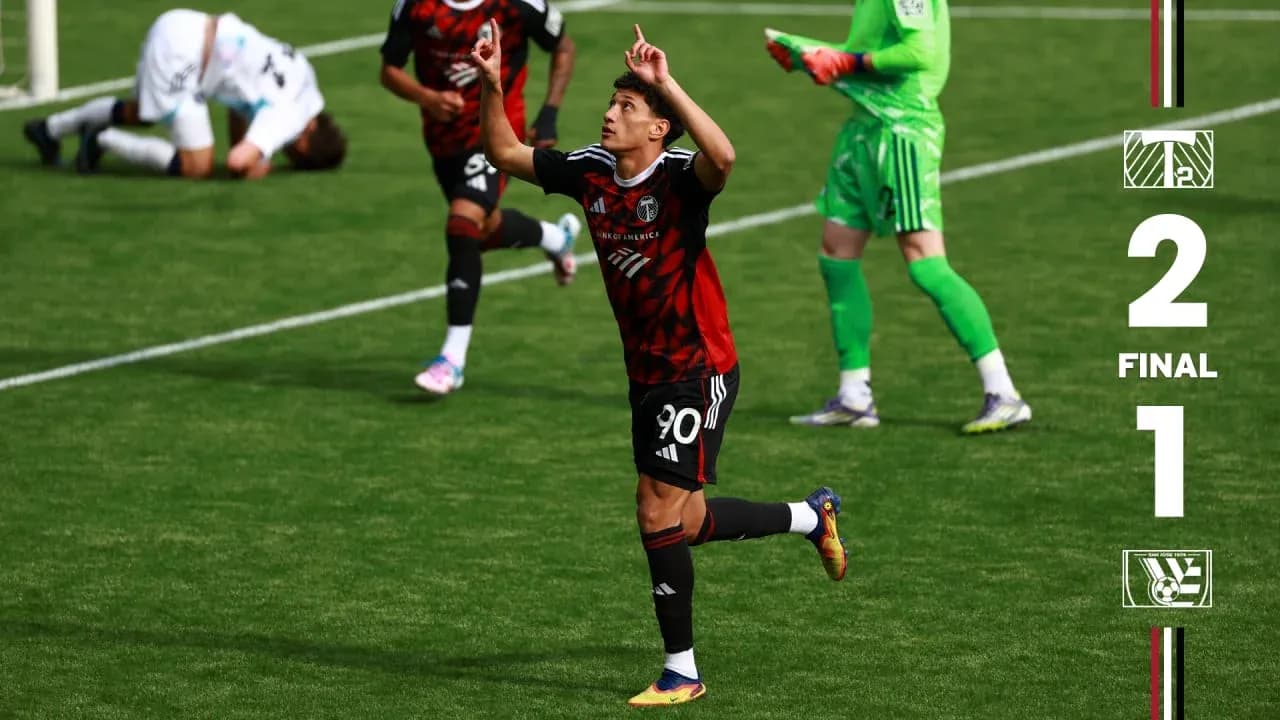 Jugador celebra un gol durante el partido Jugador celebra un gol durante el partido