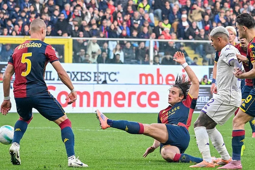 Acción del partido entre Fiorentina y Genoa Acción del partido entre Fiorentina y Genoa