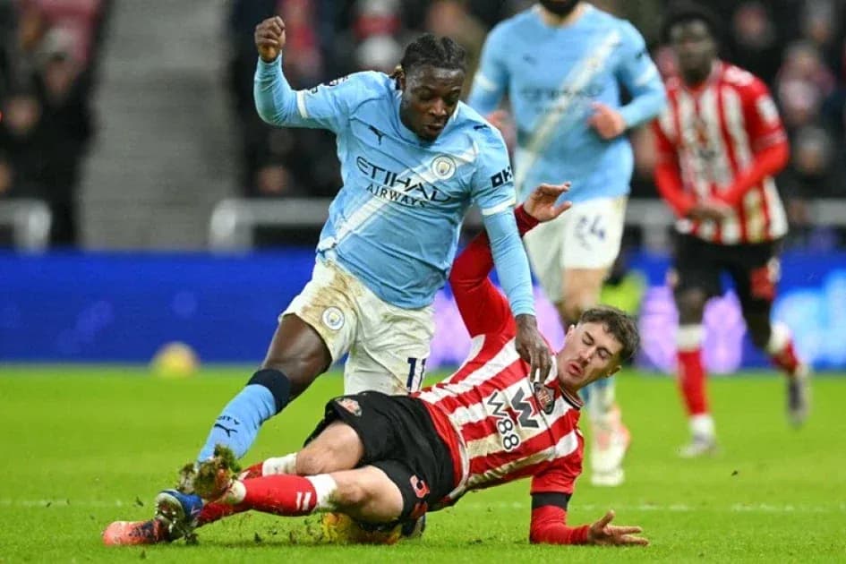 Jugador de Manchester City driblando a oponente de Southampton Jugador de Manchester City driblando a oponente de Southampton