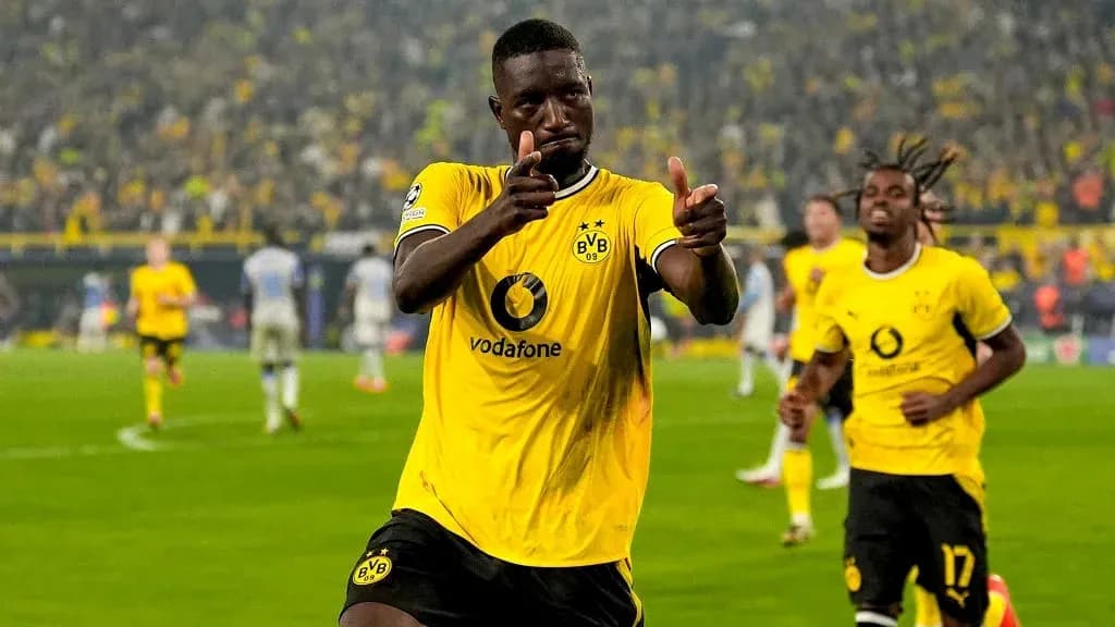 Jugador de Borussia Dortmund celebrando un gol Jugador de Borussia Dortmund celebrando un gol