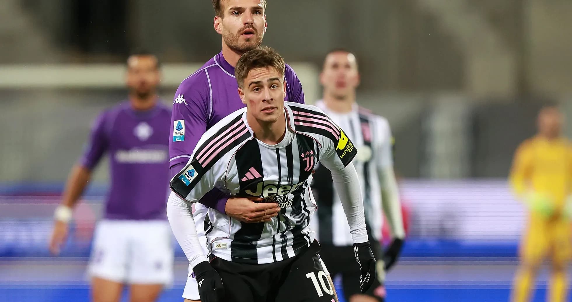 Jugador de Juventus en acción contra Fiorentina Jugador de Juventus en acción contra Fiorentina