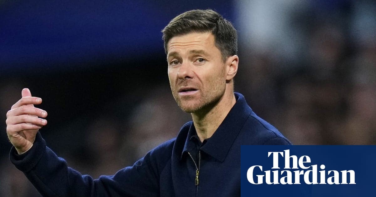 Entrenador gesticulando durante un partido de fútbol Entrenador gesticulando durante un partido de fútbol