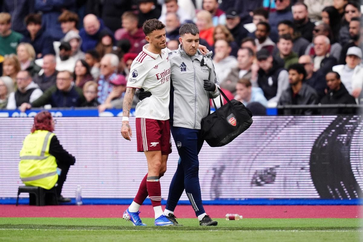 Jugador siendo ayudado por el personal médico en el campo Jugador siendo ayudado por el personal médico en el campo