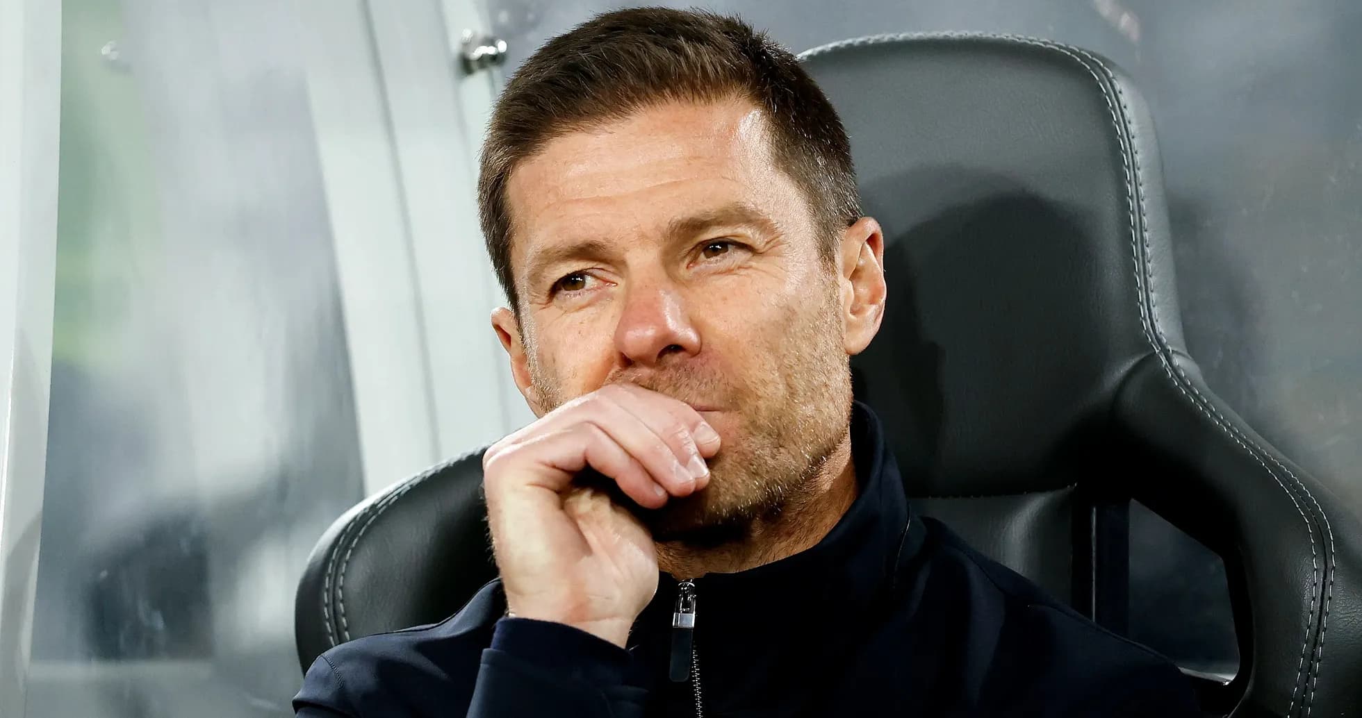 Entrenador en el banquillo durante el partido Entrenador en el banquillo durante el partido