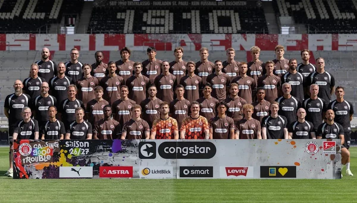 Plantilla del equipo de St. Pauli en el estadio Plantilla del equipo de St. Pauli en el estadio