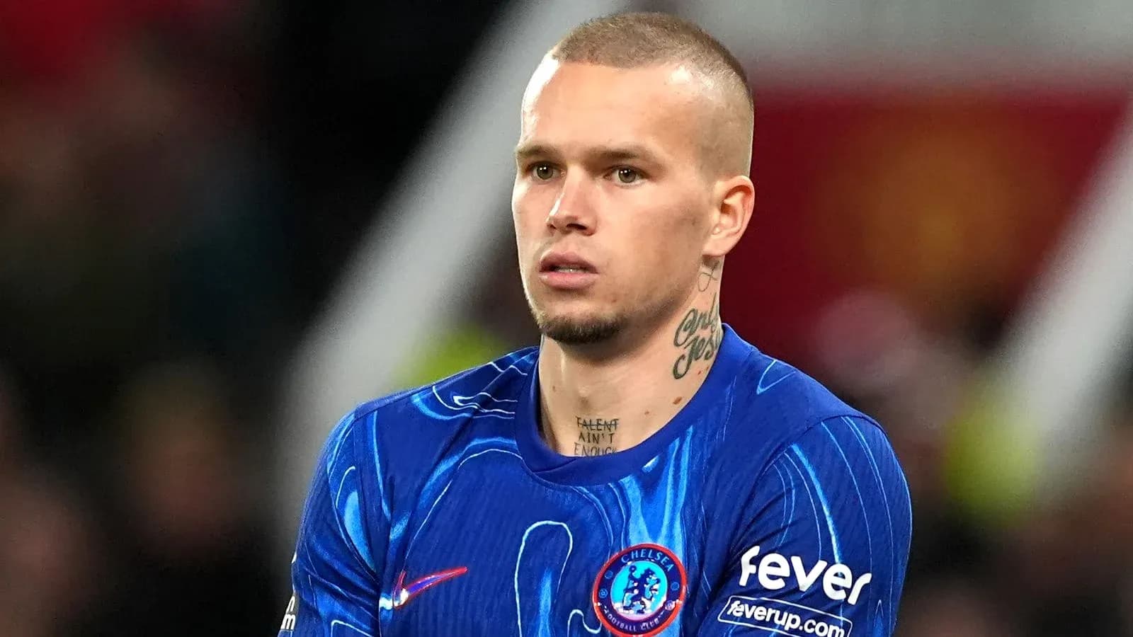 Jugador de Chelsea con camiseta azul en el campo Jugador de Chelsea con camiseta azul en el campo
