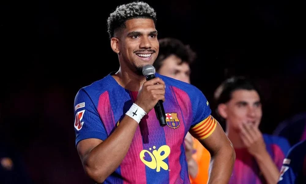 Jugador del FC Barcelona hablando con micrófono Jugador del FC Barcelona hablando con micrófono