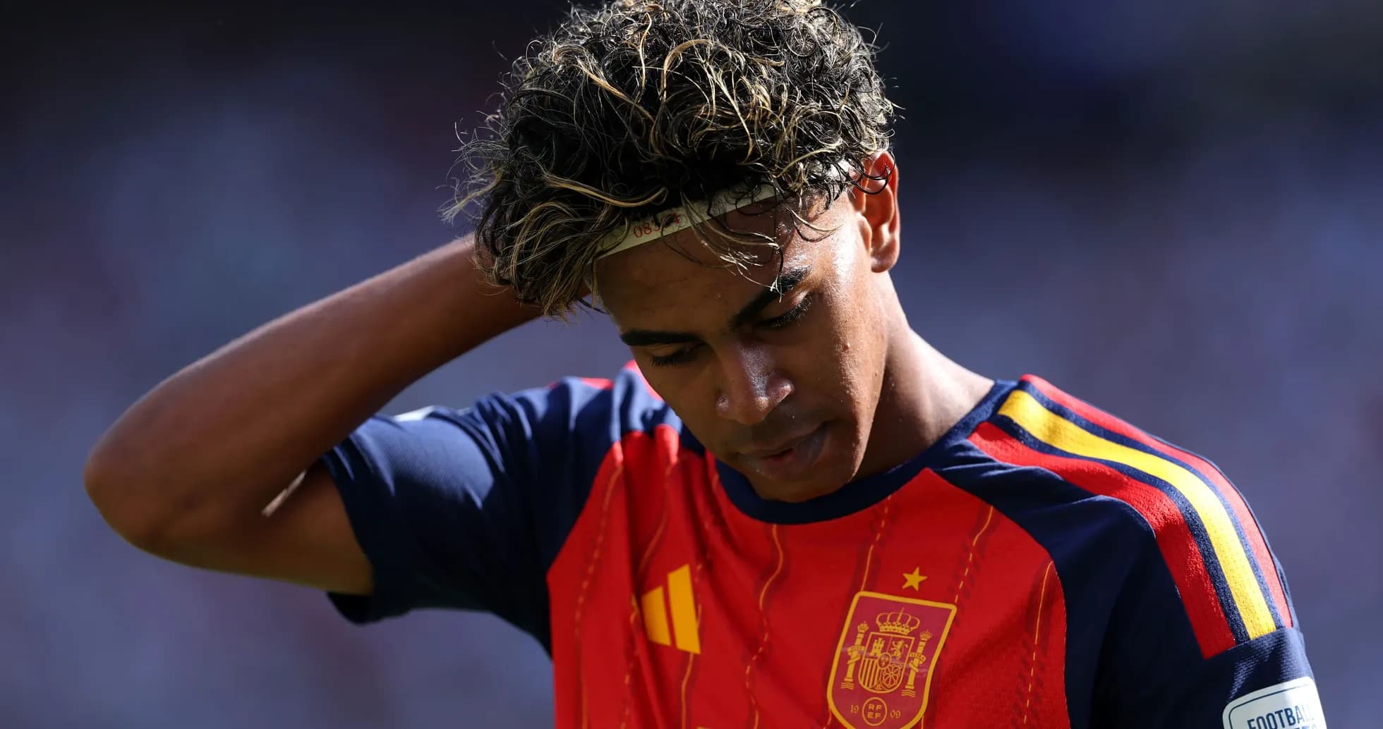 Jugador de España con camiseta roja en el campo Jugador de España con camiseta roja en el campo