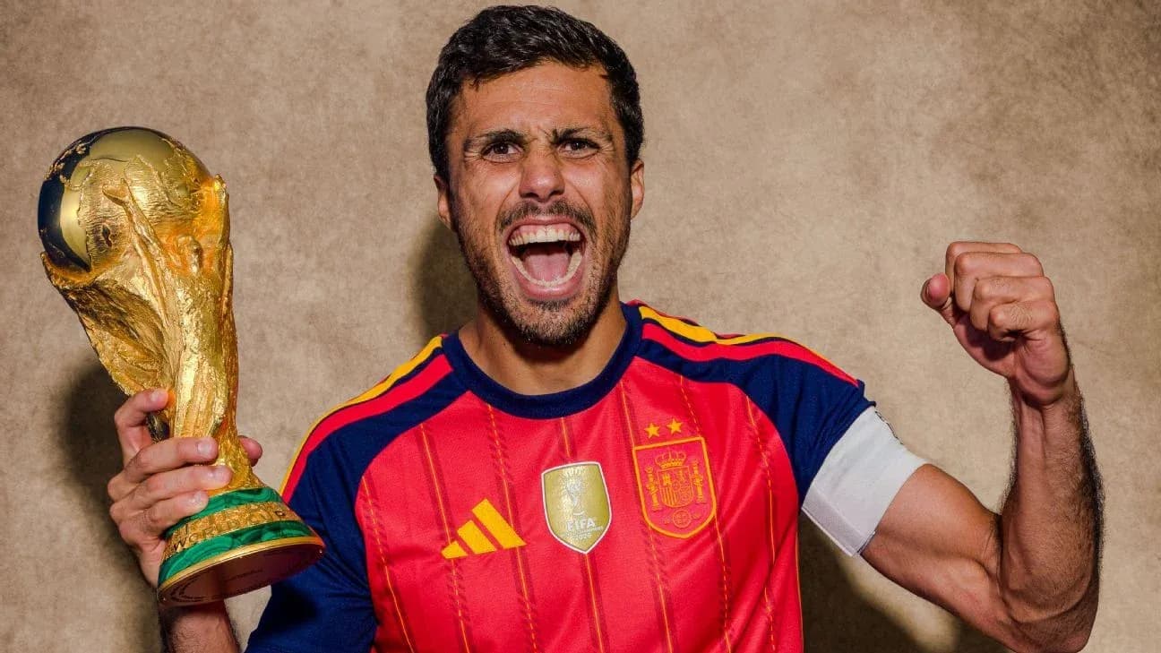 Jugador sosteniendo la Copa del Mundo con alegría Jugador sosteniendo la Copa del Mundo con alegría
