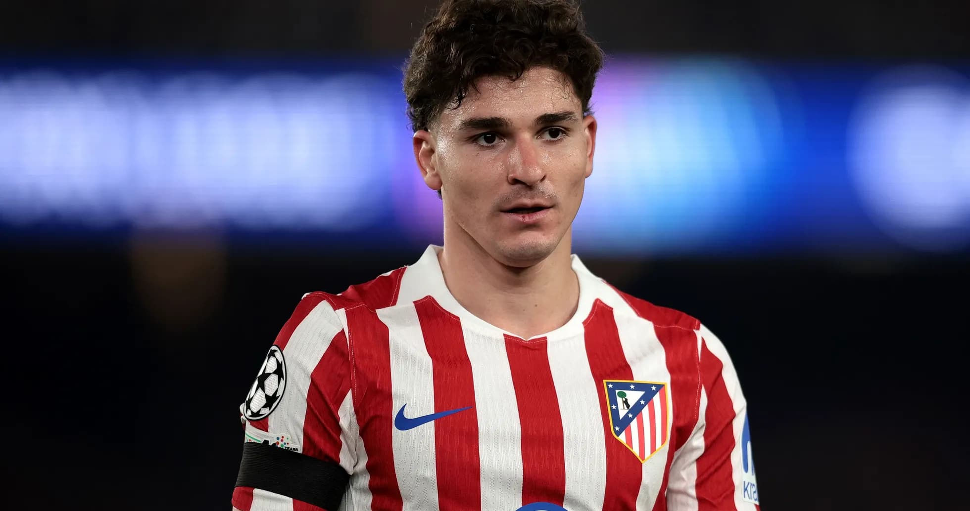 Jugador de Atlético de Madrid en campo durante partido Jugador de Atlético de Madrid en campo durante partido