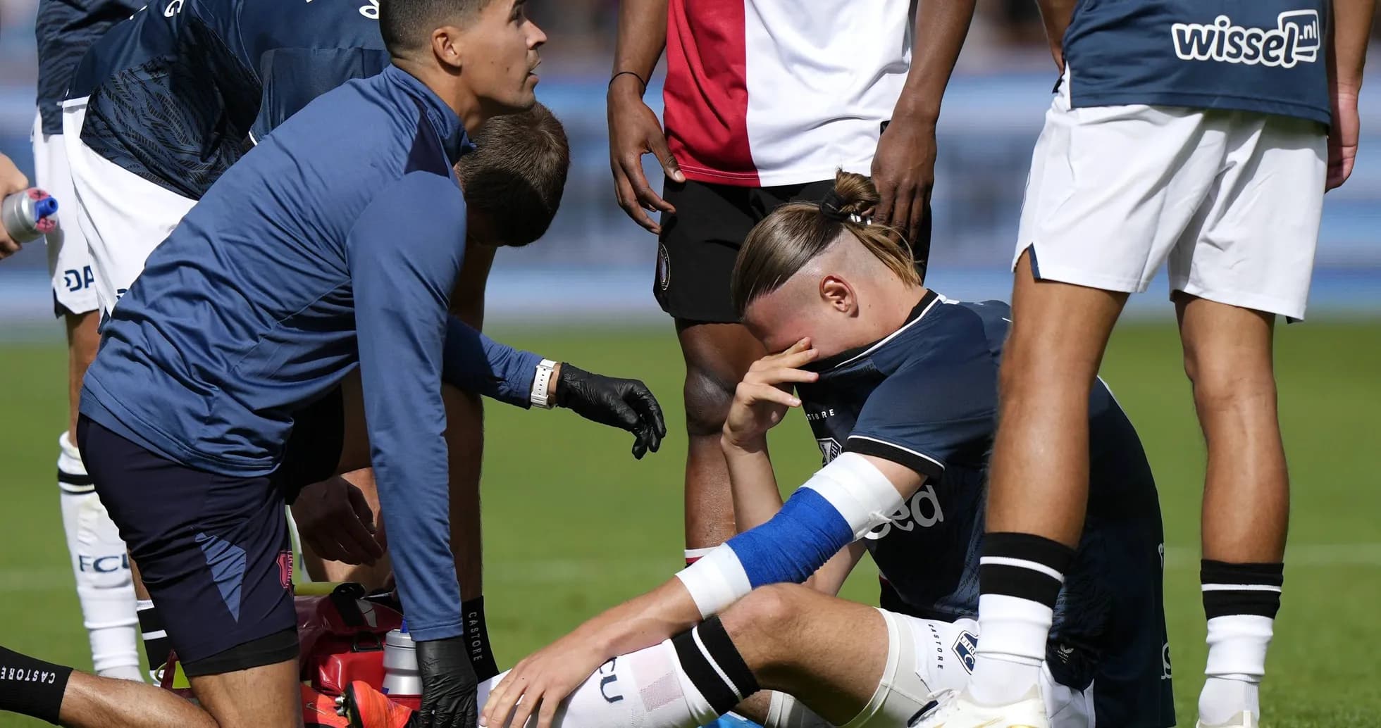 Jugador en el suelo siendo atendido por el personal médico Jugador en el suelo siendo atendido por el personal médico