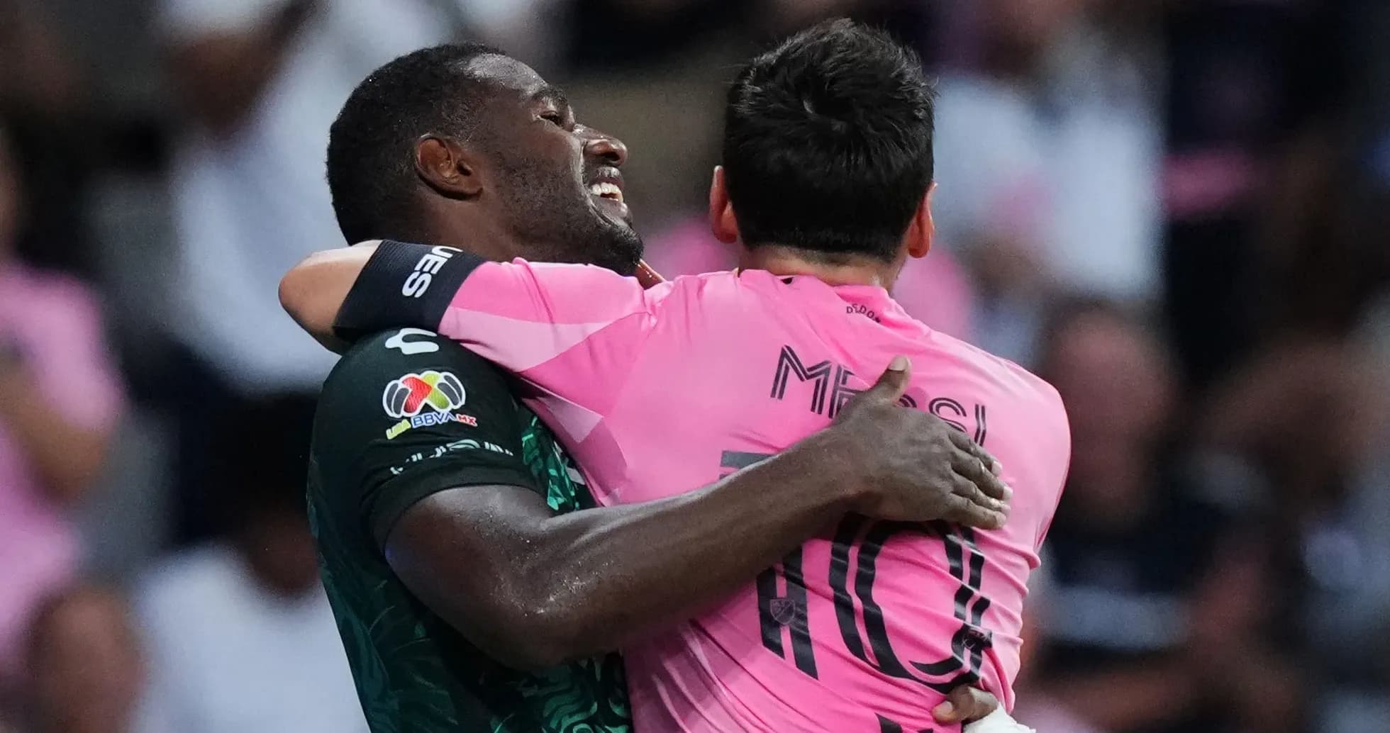 Jugadores abrazándose tras un partido de fútbol Jugadores abrazándose tras un partido de fútbol