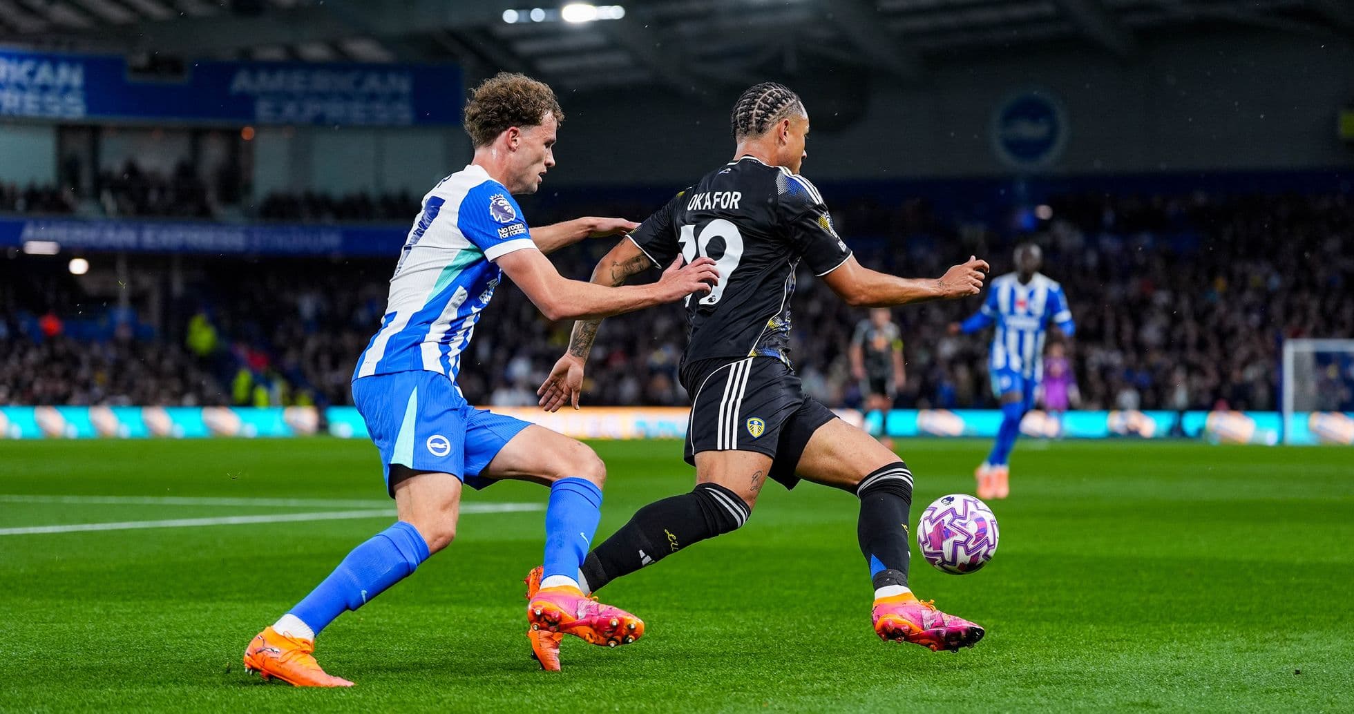 Jugador de Leeds driblando a defensor de Brighton Jugador de Leeds driblando a defensor de Brighton