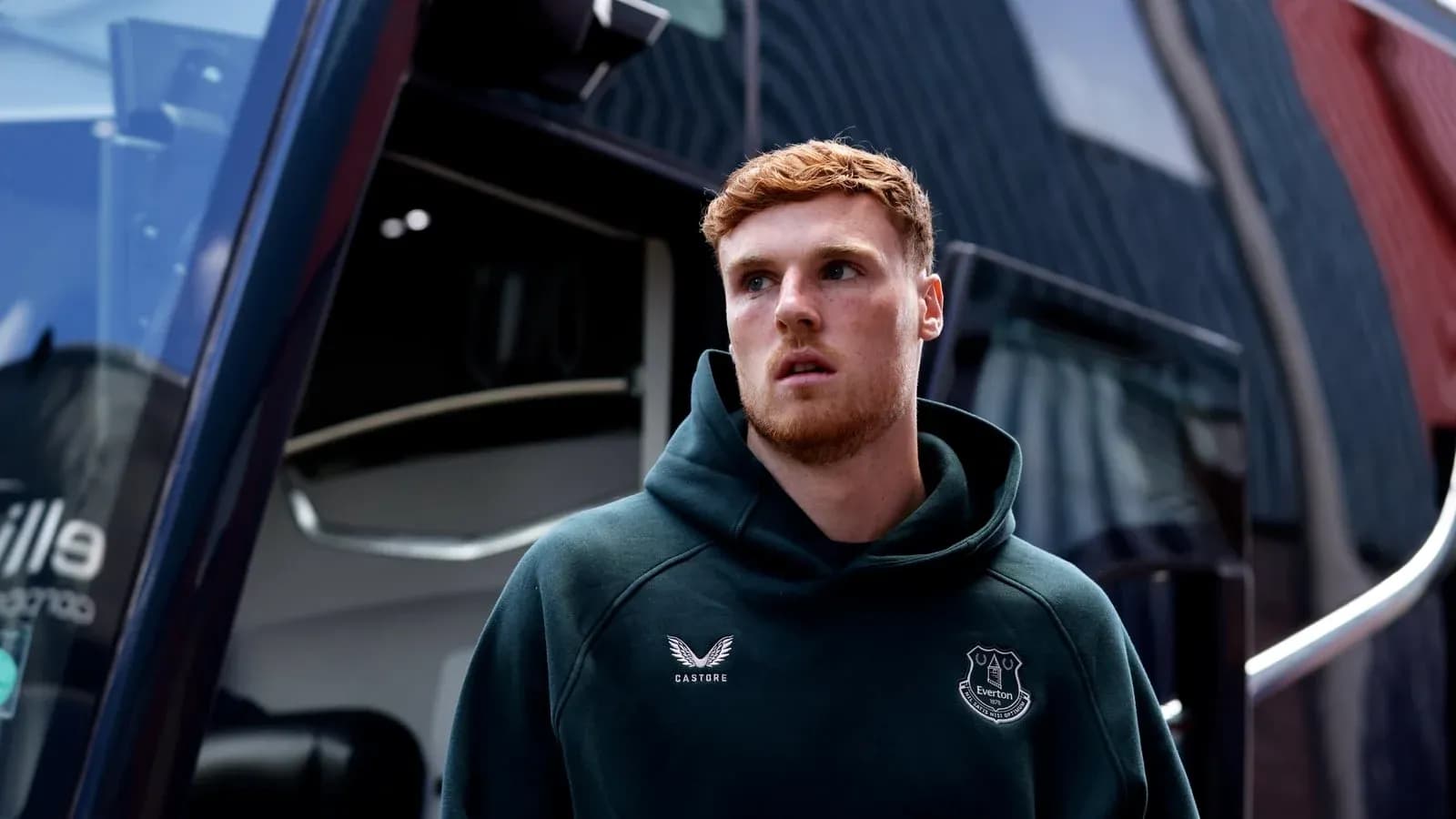 Jugador de Everton saliendo de autobús del equipo Jugador de Everton saliendo de autobús del equipo