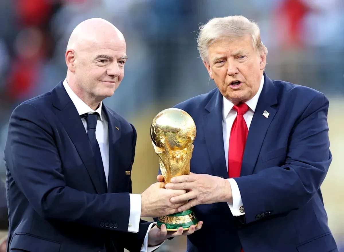 Gianni Infantino y Donald Trump sosteniendo el trofeo mundial Gianni Infantino y Donald Trump sosteniendo el trofeo mundial