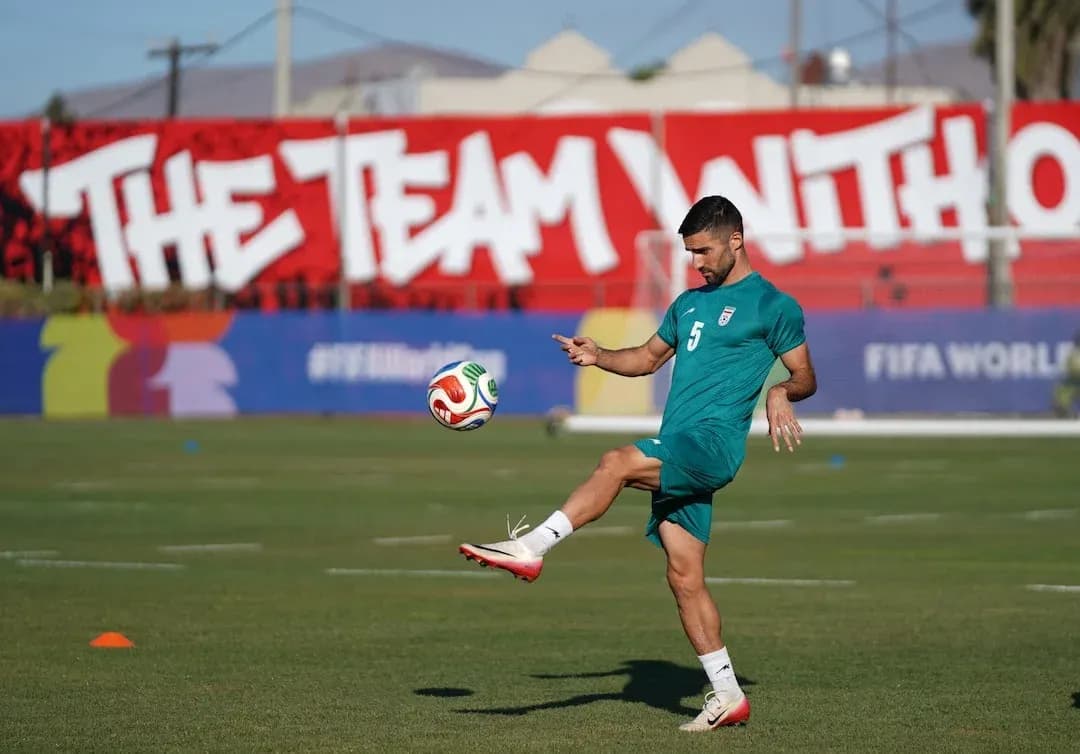Jugador de Irán practicando en el entrenamiento Jugador de Irán practicando en el entrenamiento