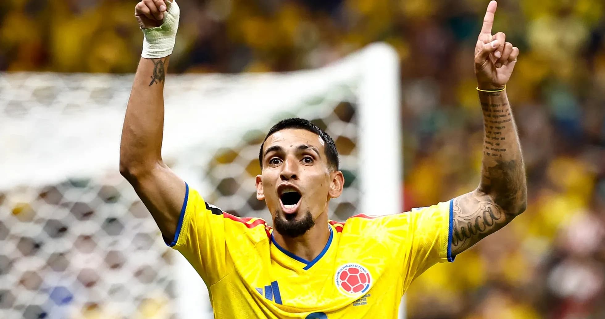 Jugador colombiano celebrando con mano levantada Jugador colombiano celebrando con mano levantada