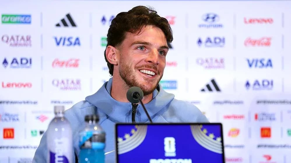 Jugador en conferencia de prensa sonriente Jugador en conferencia de prensa sonriente