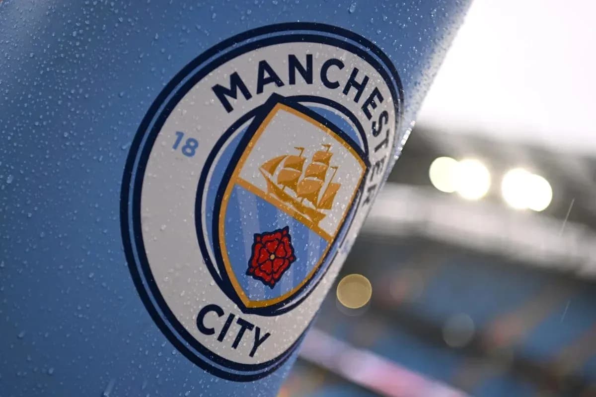Logotipo de Manchester City en un día lluvioso Logotipo de Manchester City en un día lluvioso