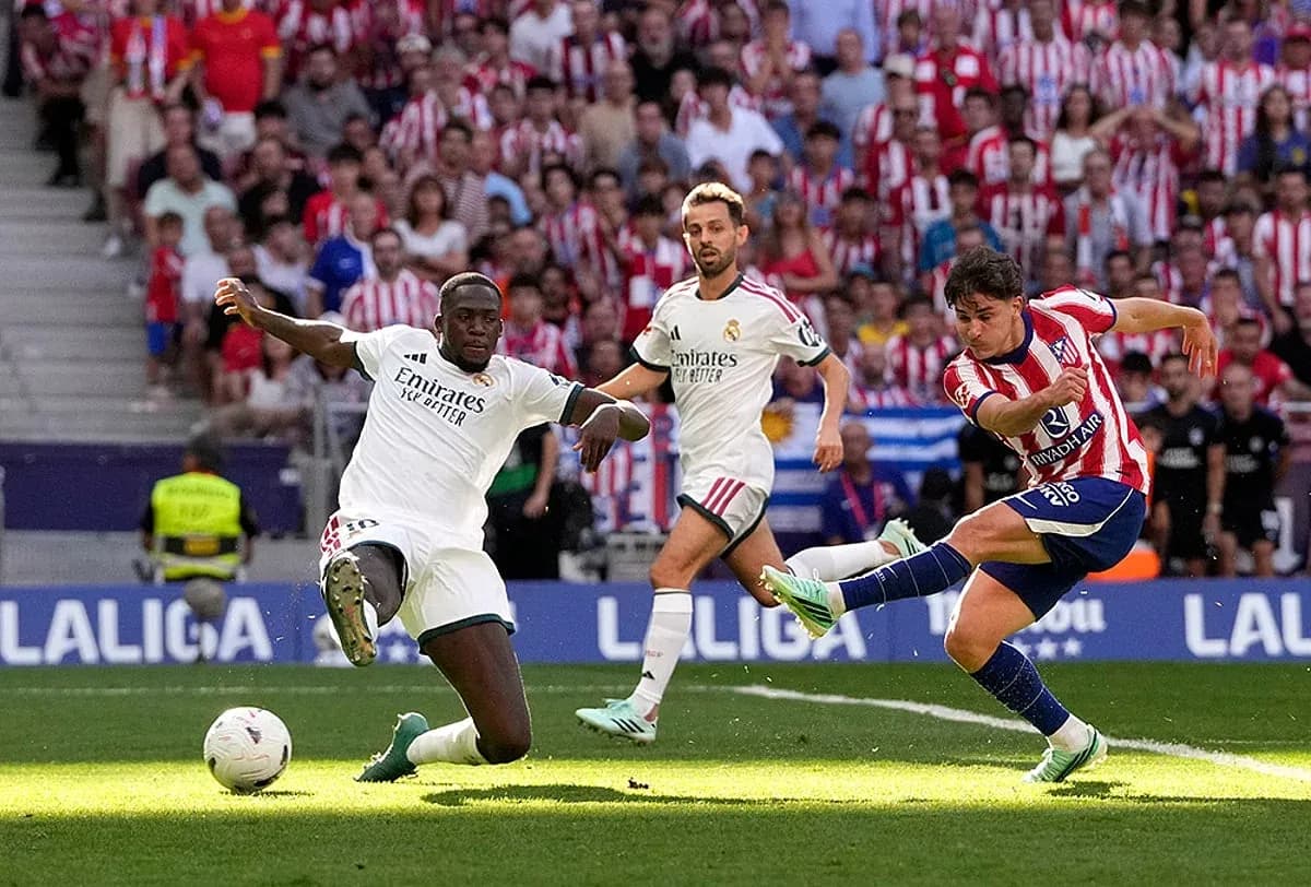Jugador de Atlético Madrid disparando a puerta Jugador de Atlético Madrid disparando a puerta