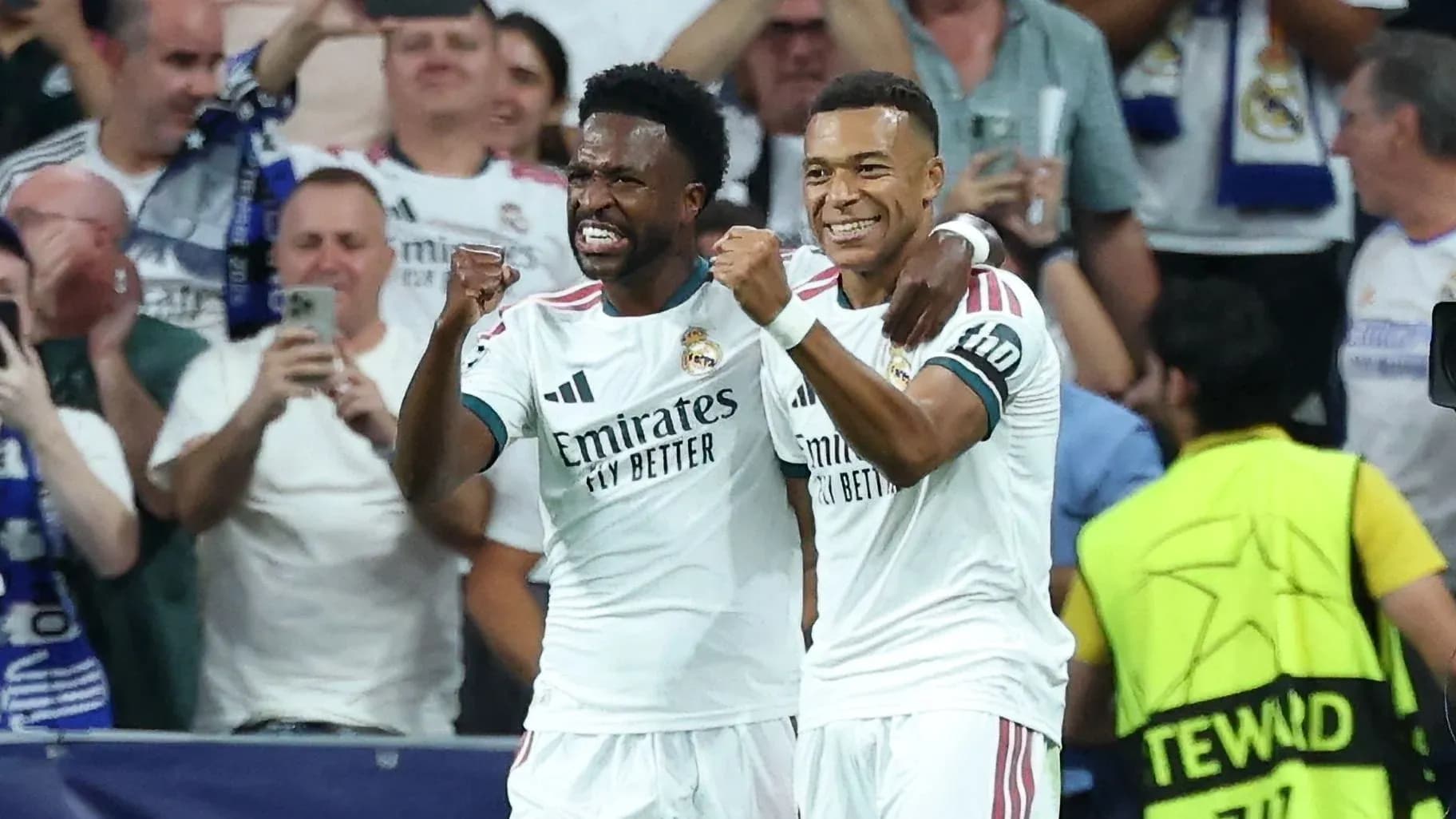 Jugadores de Real Madrid celebrando un gol juntos Jugadores de Real Madrid celebrando un gol juntos