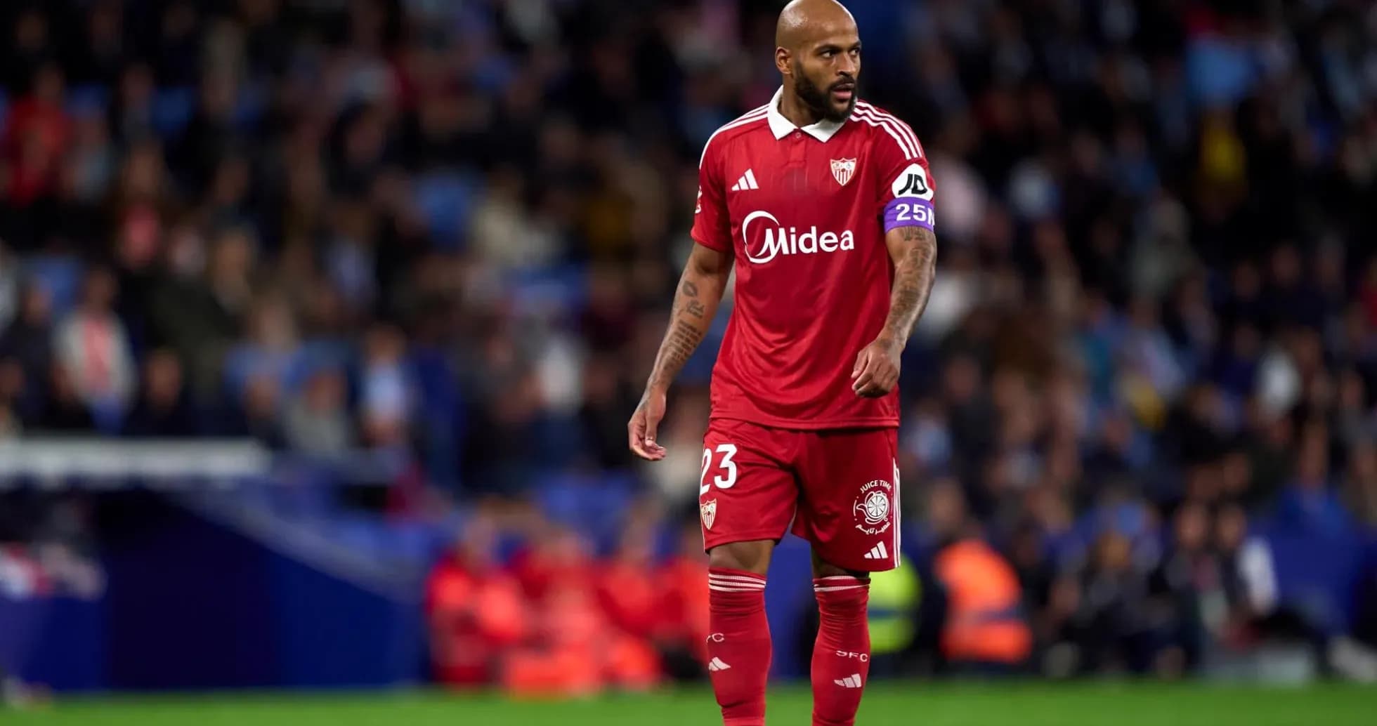 Jugador del Sevilla en partido de La Liga Jugador del Sevilla en partido de La Liga
