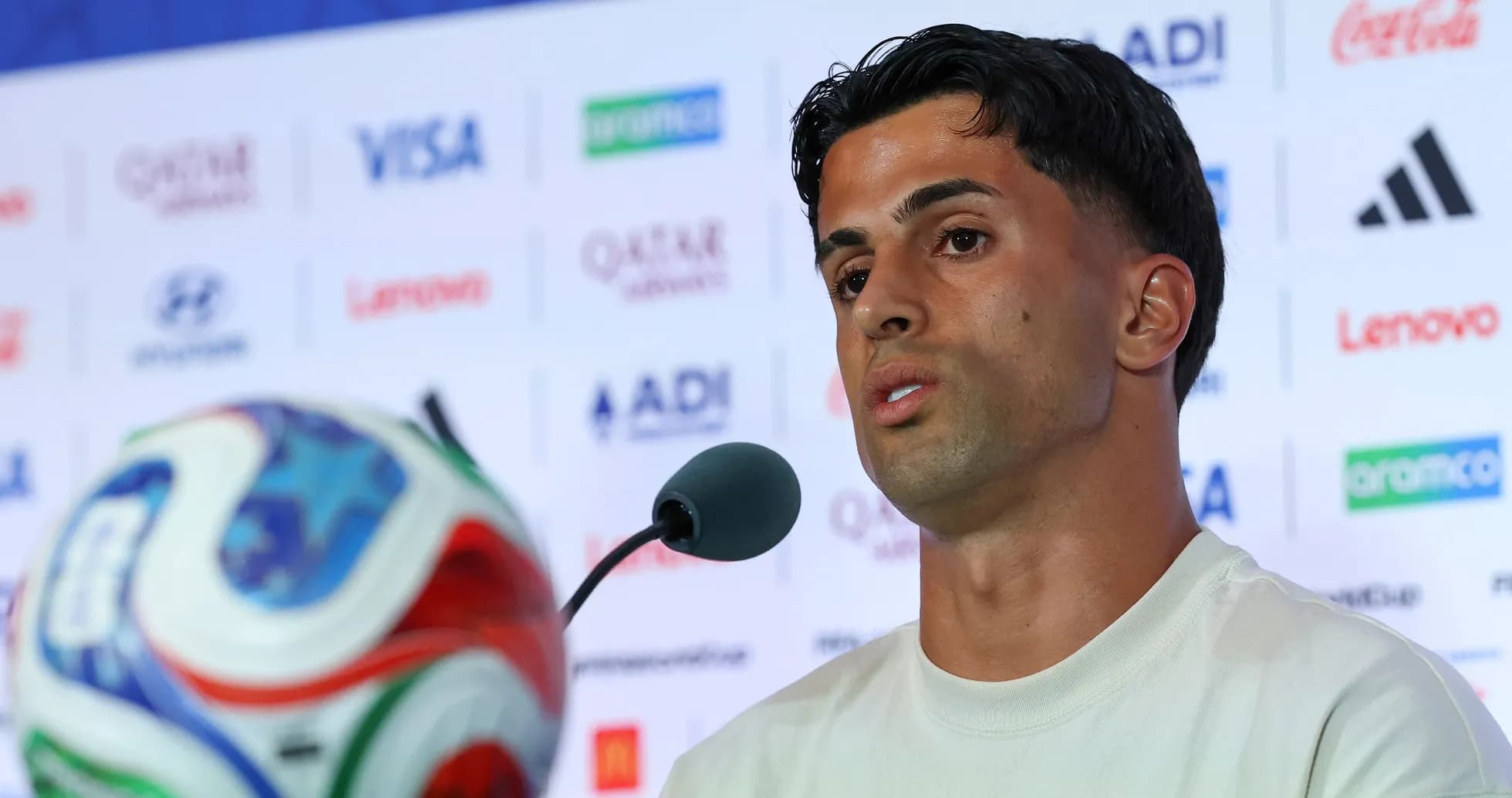 Jugador hablando en una conferencia de prensa Jugador hablando en una conferencia de prensa