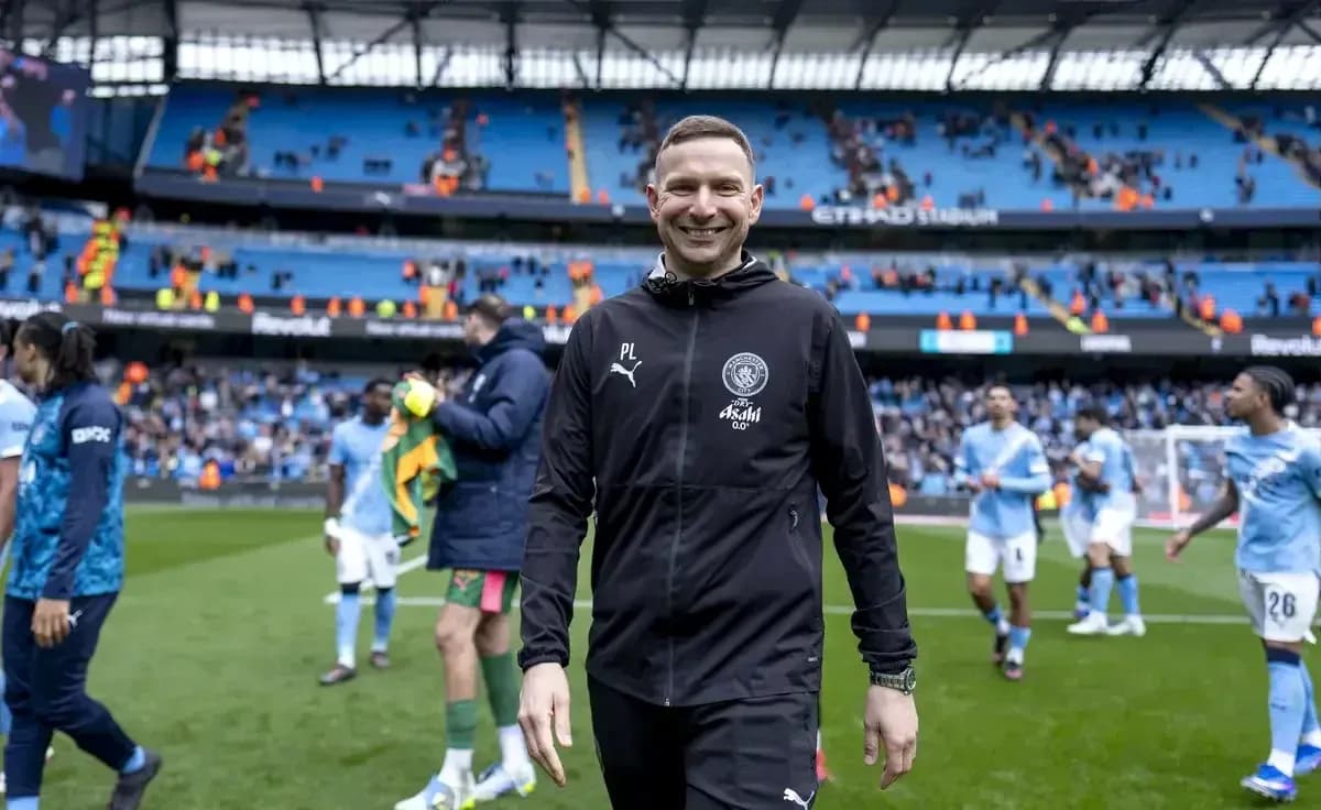 Entrenador sonriente saliendo del campo tras el partido Entrenador sonriente saliendo del campo tras el partido