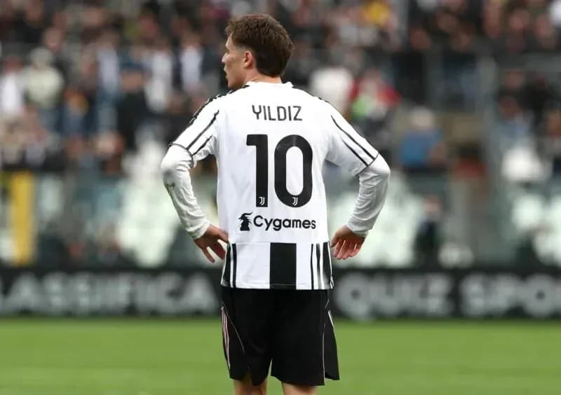 Jugador con camiseta de Juventus en el campo Jugador con camiseta de Juventus en el campo