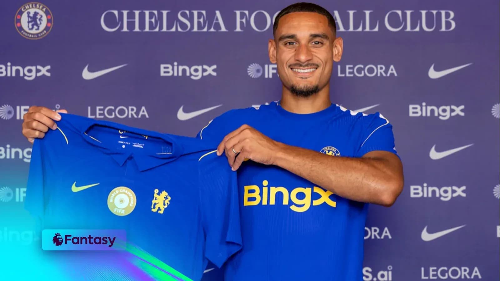 Jugador sosteniendo camiseta del Chelsea FC en presentación Jugador sosteniendo camiseta del Chelsea FC en presentación