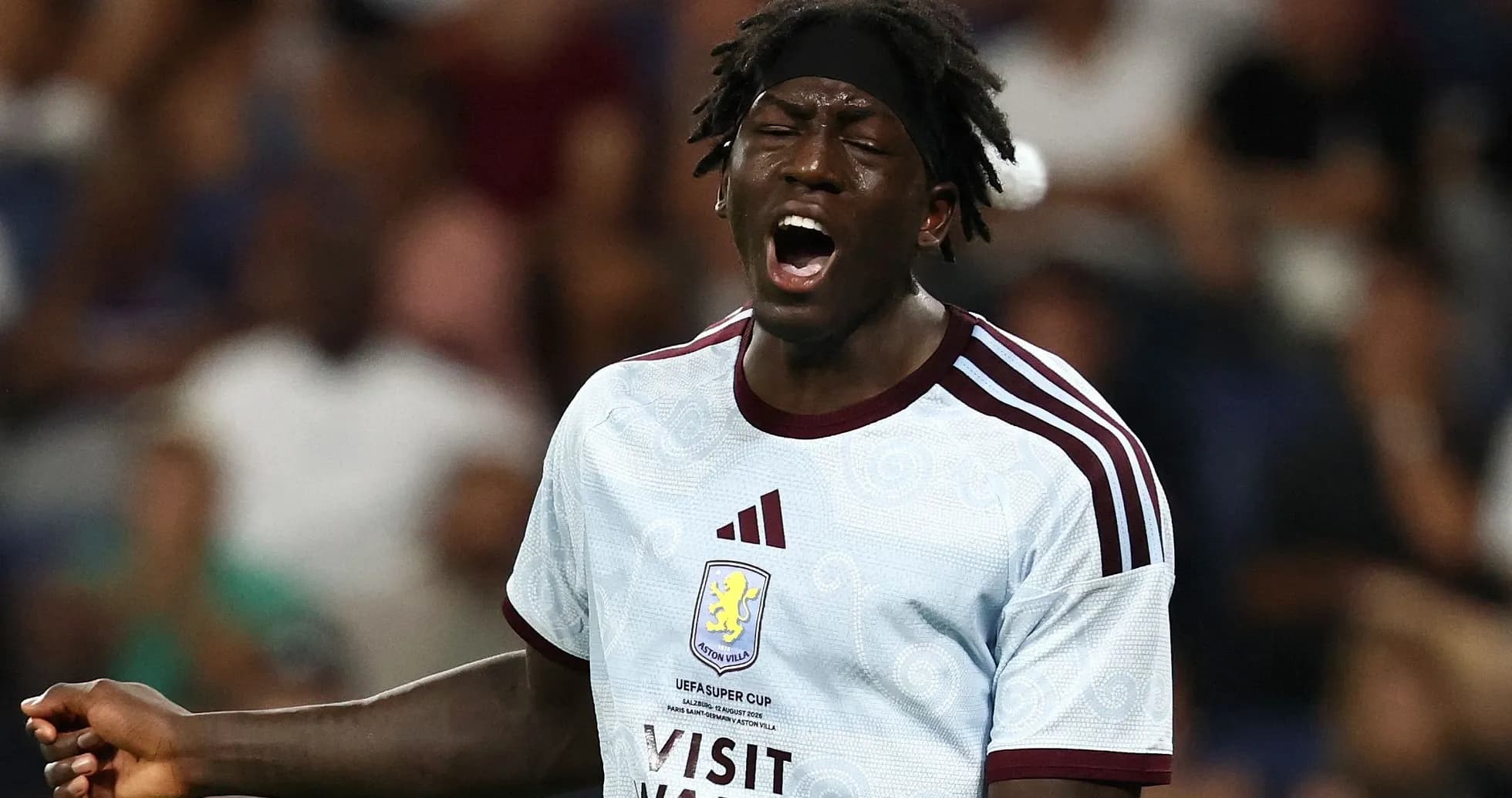Jugador de Aston Villa protestando durante el partido Jugador de Aston Villa protestando durante el partido
