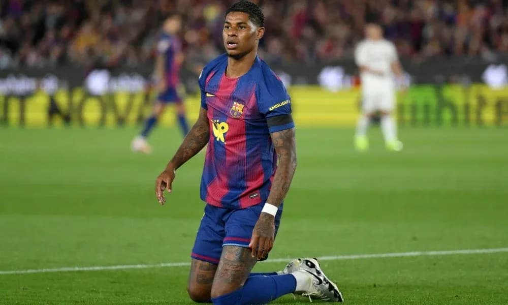 Jugador del Barcelona arrodillado en el campo Jugador del Barcelona arrodillado en el campo
