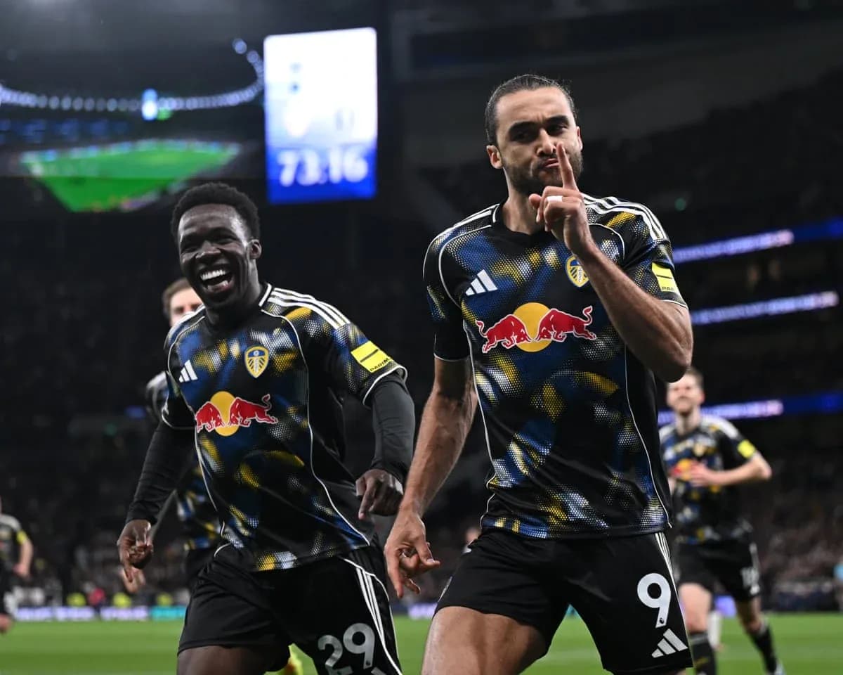 Jugadores de Leeds celebrando un gol Jugadores de Leeds celebrando un gol