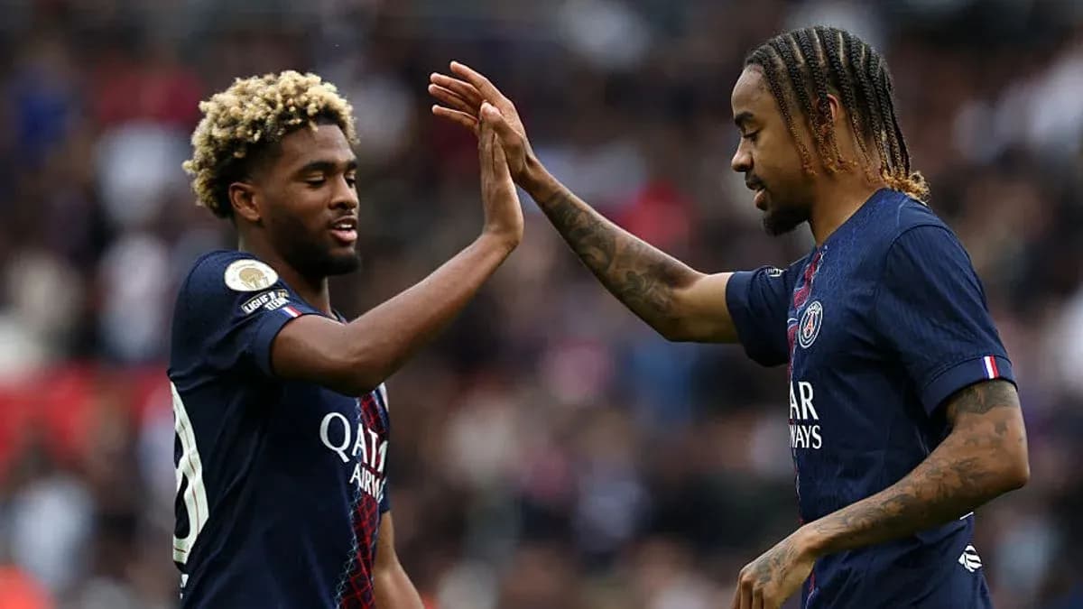 Jugadores del PSG chocando las manos durante el partido Jugadores del PSG chocando las manos durante el partido