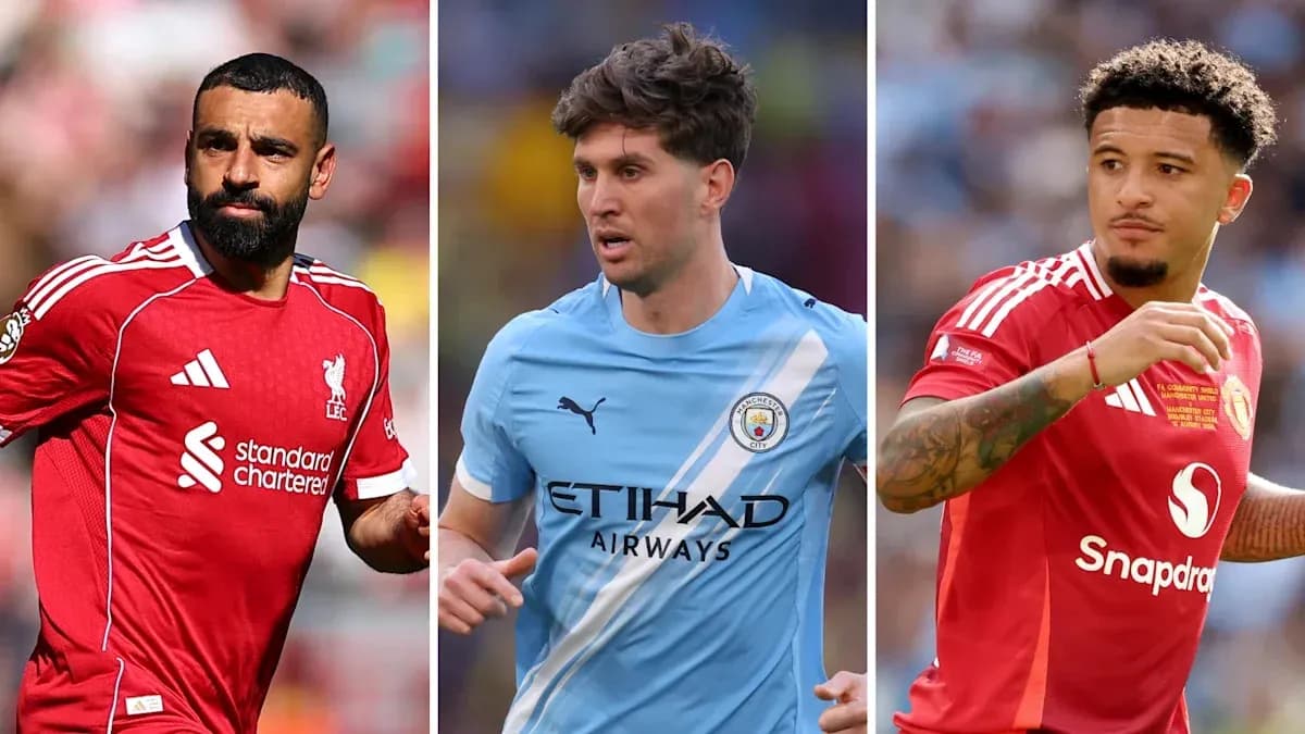 Tres jugadores de fútbol en sus uniformes de clubes Tres jugadores de fútbol en sus uniformes de clubes