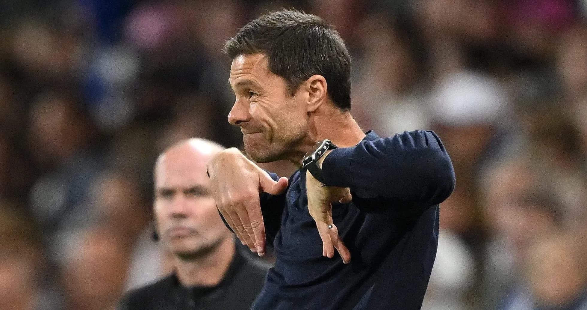 Entrenador gesticulando en el área técnica durante el partido Entrenador gesticulando en el área técnica durante el partido