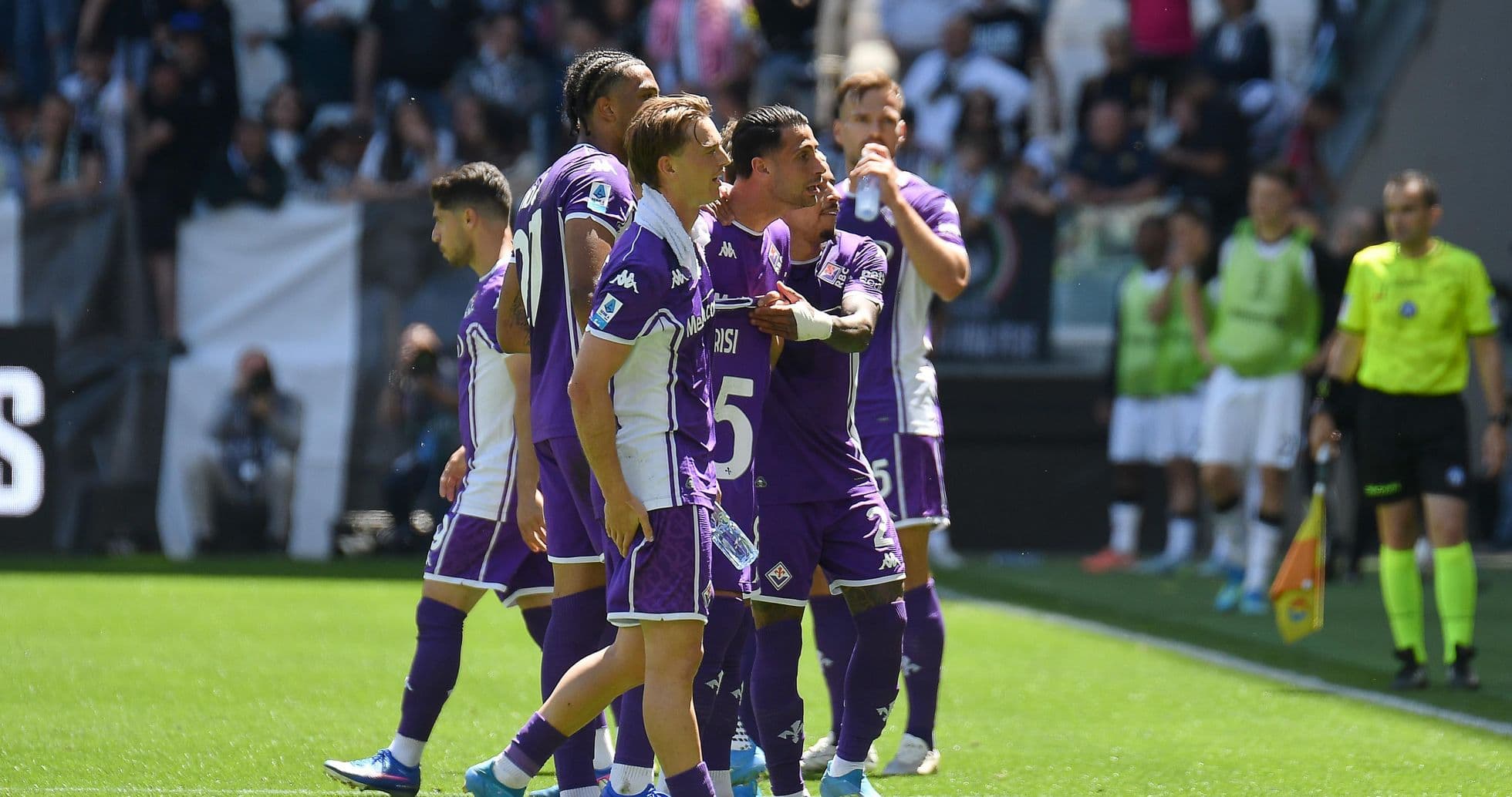 Jugadores de Fiorentina celebrando un gol Jugadores de Fiorentina celebrando un gol