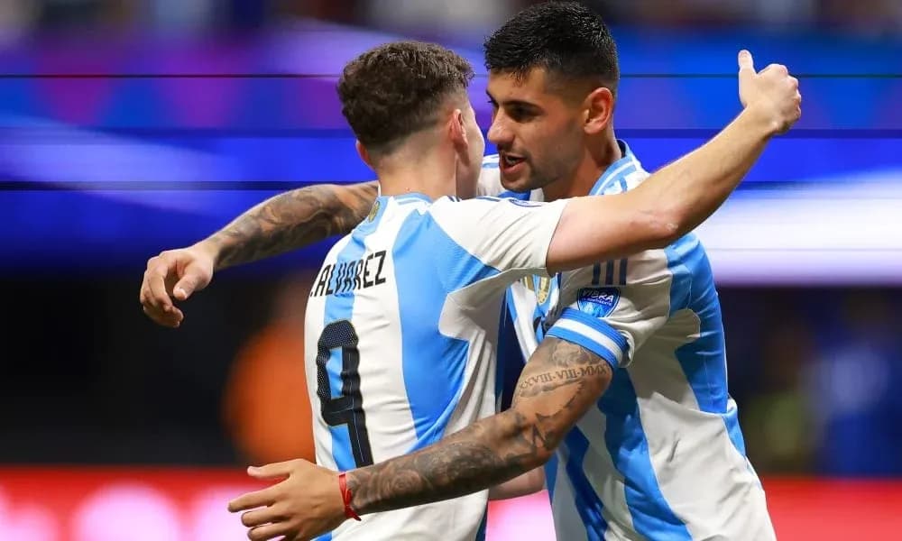 Jugadores de Argentina celebrando un gol juntos Jugadores de Argentina celebrando un gol juntos