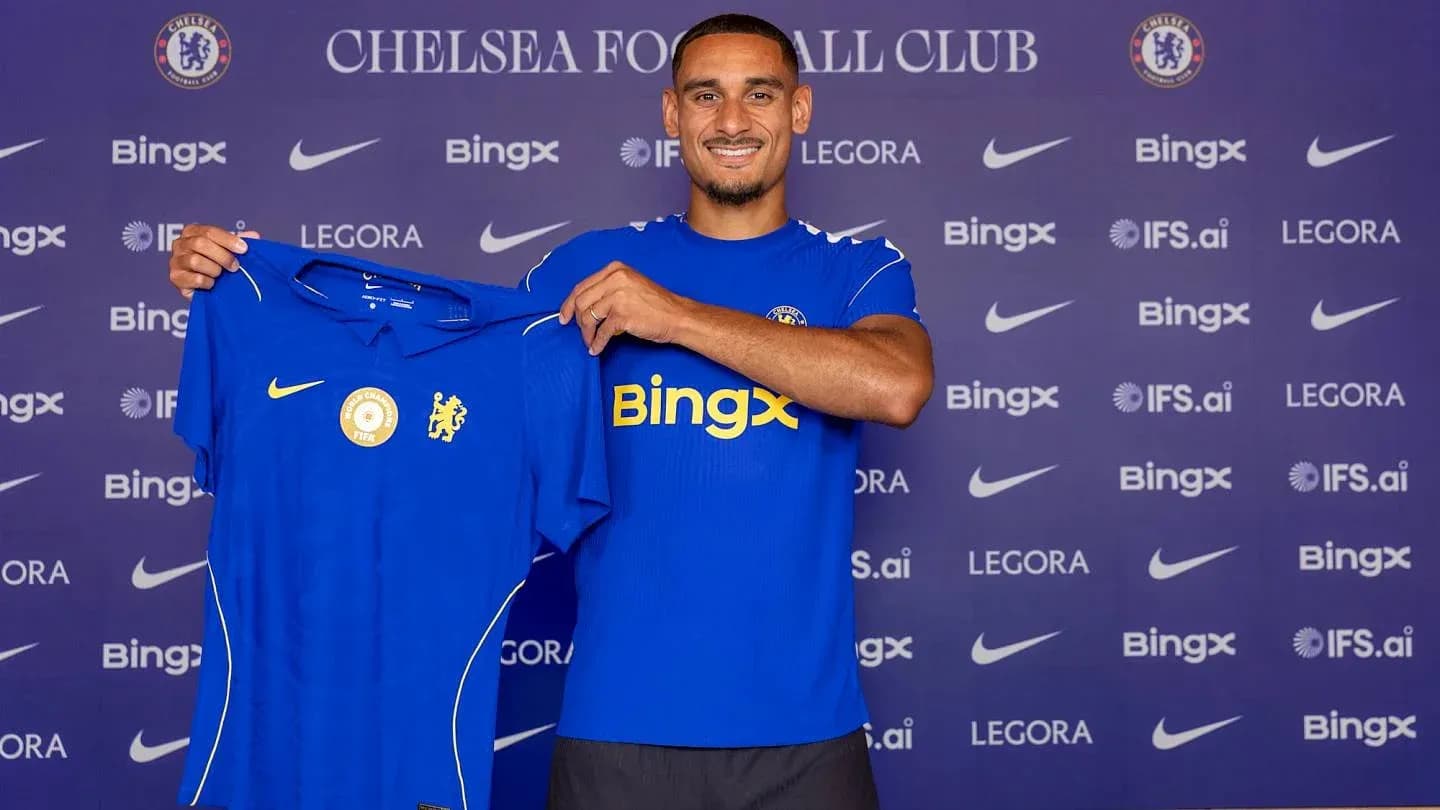 Jugador de Chelsea presentando nueva camiseta del club Jugador de Chelsea presentando nueva camiseta del club