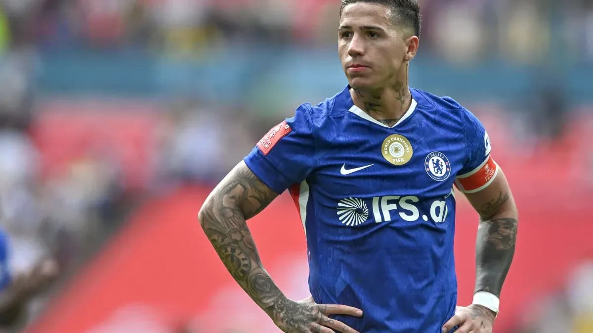 Jugador de Chelsea con camiseta azul en el campo Jugador de Chelsea con camiseta azul en el campo