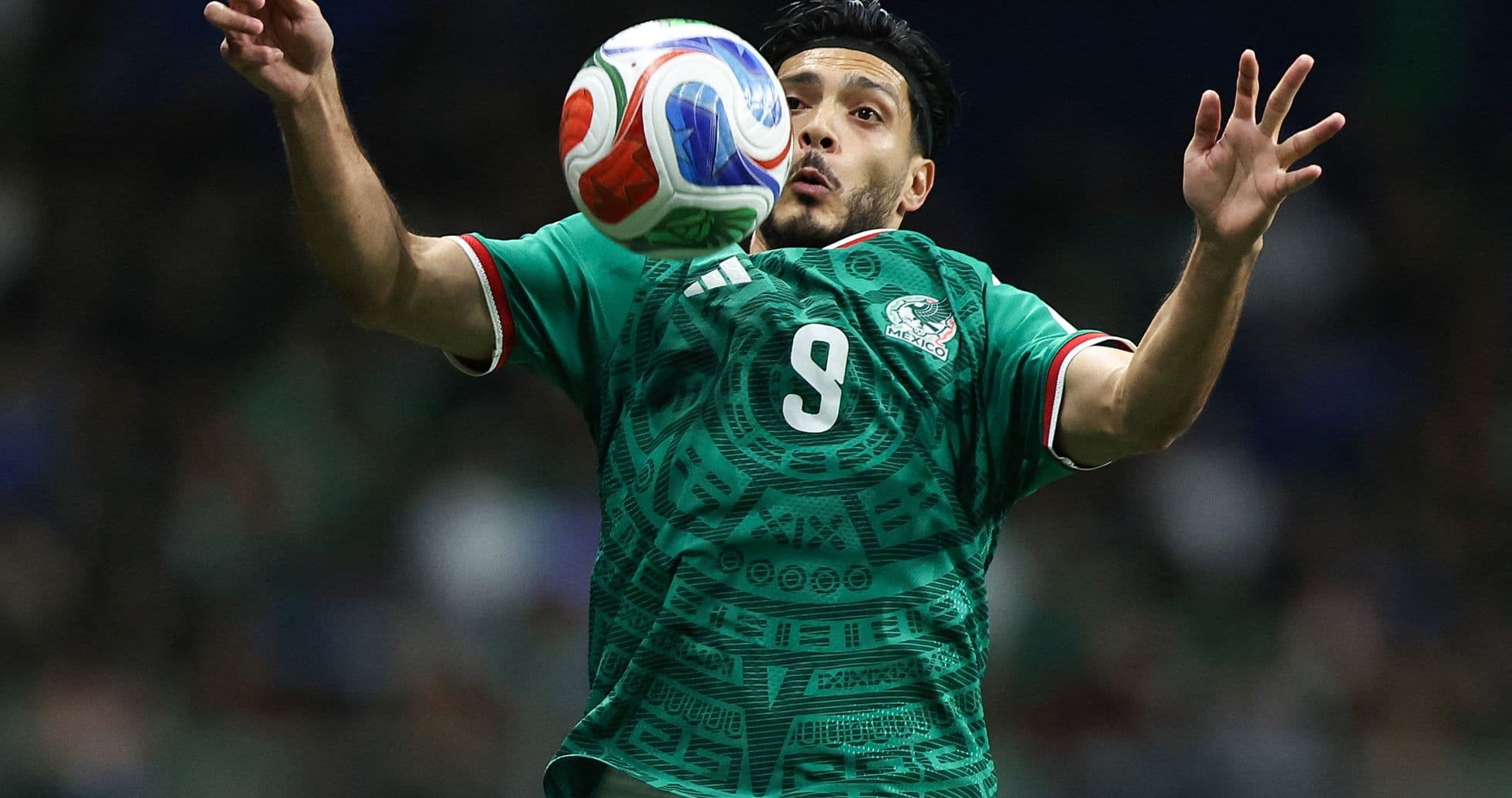 Jugador de México controlando el balón en el partido Jugador de México controlando el balón en el partido