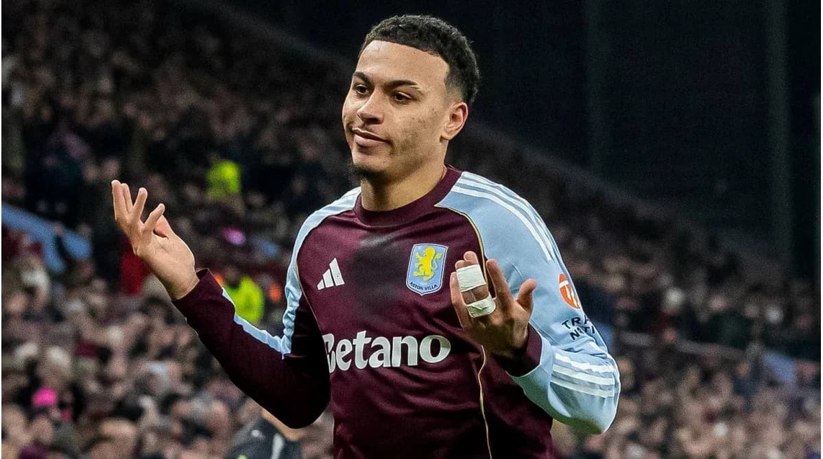 Jugador de Aston Villa con gesto de confusión en el campo Jugador de Aston Villa con gesto de confusión en el campo