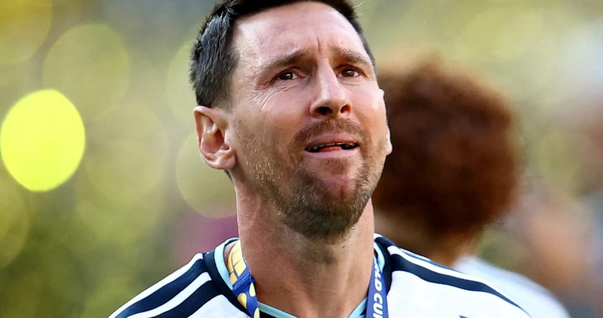 Jugador con medalla en el cuello tras partido Jugador con medalla en el cuello tras partido