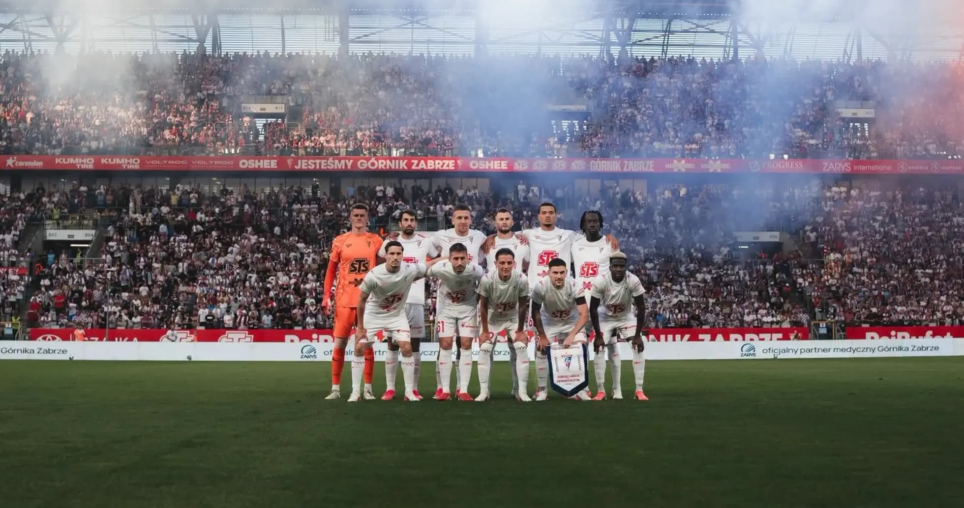 Equipo de Górnik Zabrze posando en el campo Equipo de Górnik Zabrze posando en el campo