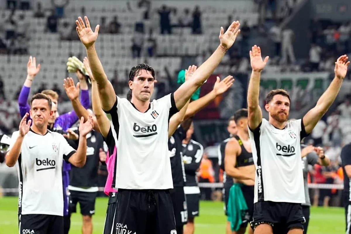 Jugadores de Beşiktaş celebrando con los aficionados Jugadores de Beşiktaş celebrando con los aficionados